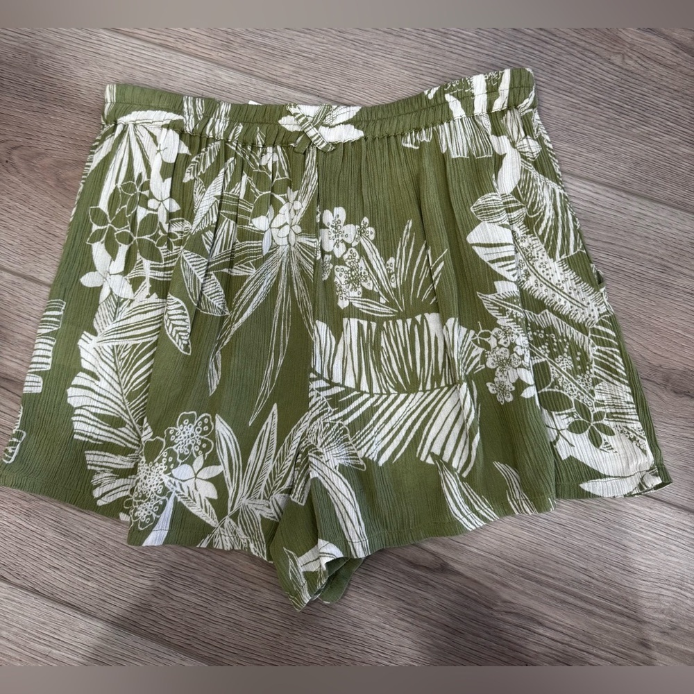 Patrons of Peace Green Floral Women's Shorts 💚
*NEW WITH TAGS 🏷️ - Picture 4 of 6